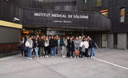 Lycéens devant entrée Institut Médical de Sologne