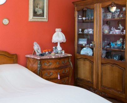 Chambre résidence avec meubles et effets personnels