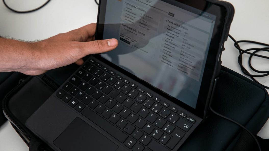 Dossier patient sur tablette numérique tactile avec clavier