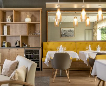 Tables restaurant dressées et décorées avec soin