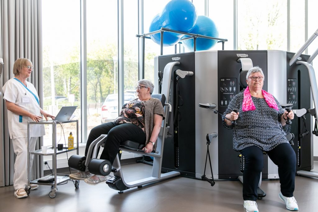 Patientes sur machine de rééducation multifonction avec banc de musculation, polies à vis