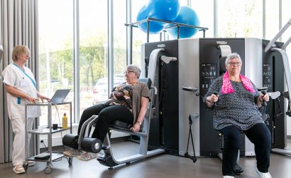 Patientes sur machine de rééducation multifonction avec banc de musculation, polies à vis