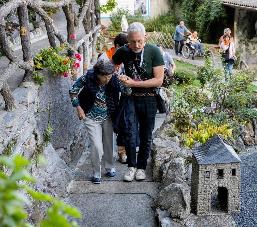 Image avec un home et une femme qui marchent