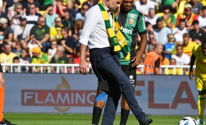 stade de foot avec des joueurs en jaune et vert