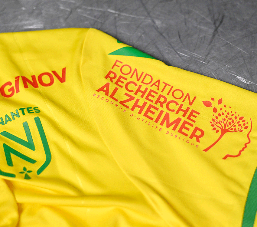 Logo Recherche Alzheimer sur manche du maillot du FC Nantes