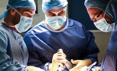 Médecins au bloc opératoire réalisant une chirurgie de la hanche