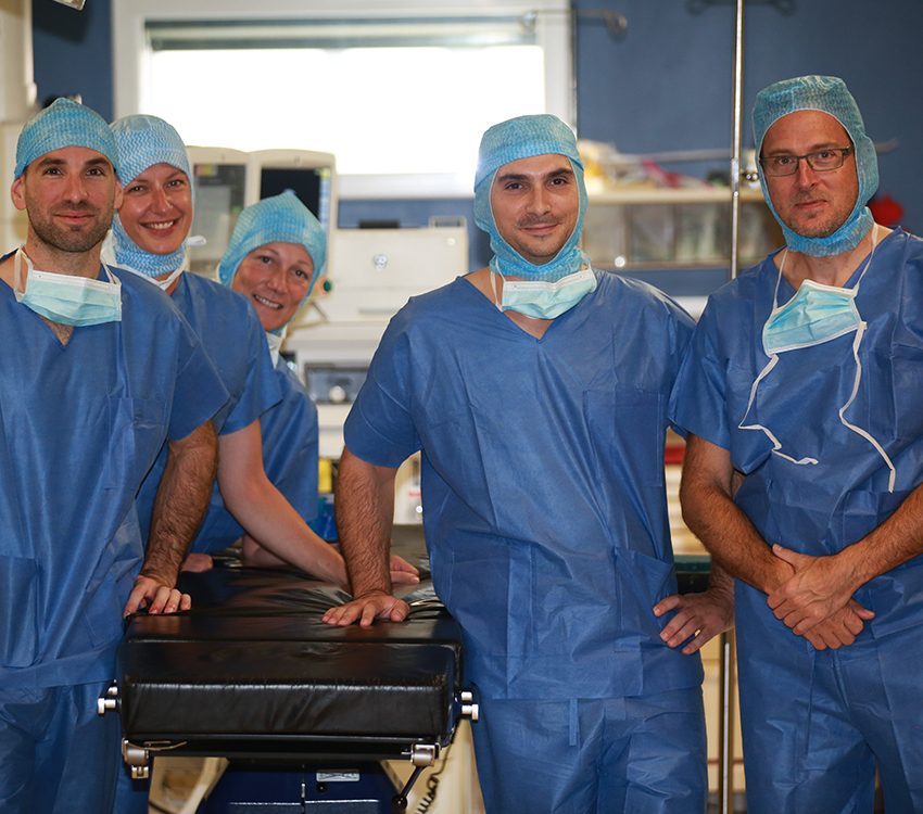 des medecins souriant vêtus d'un uniforme bleu 