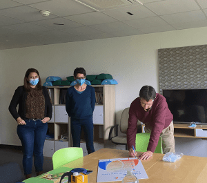 deux femmes et un homme debout dans une salle