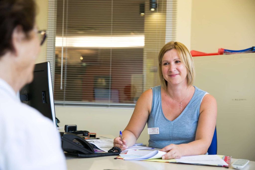 secretaire medicale qui procede a une facturation