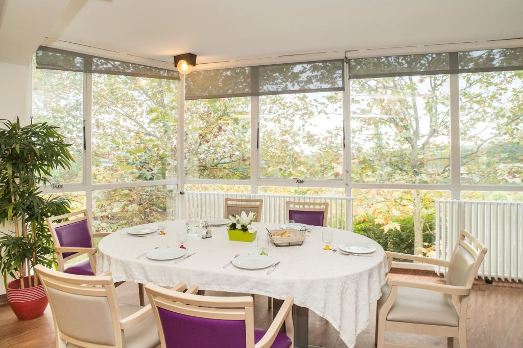Restaurant avec vue sur les arbres